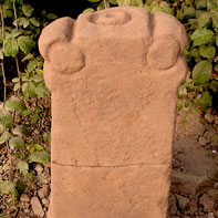 Hwyrach fod symbolau crefyddol wedi eu paentio ar yr allor ddomestig hon.